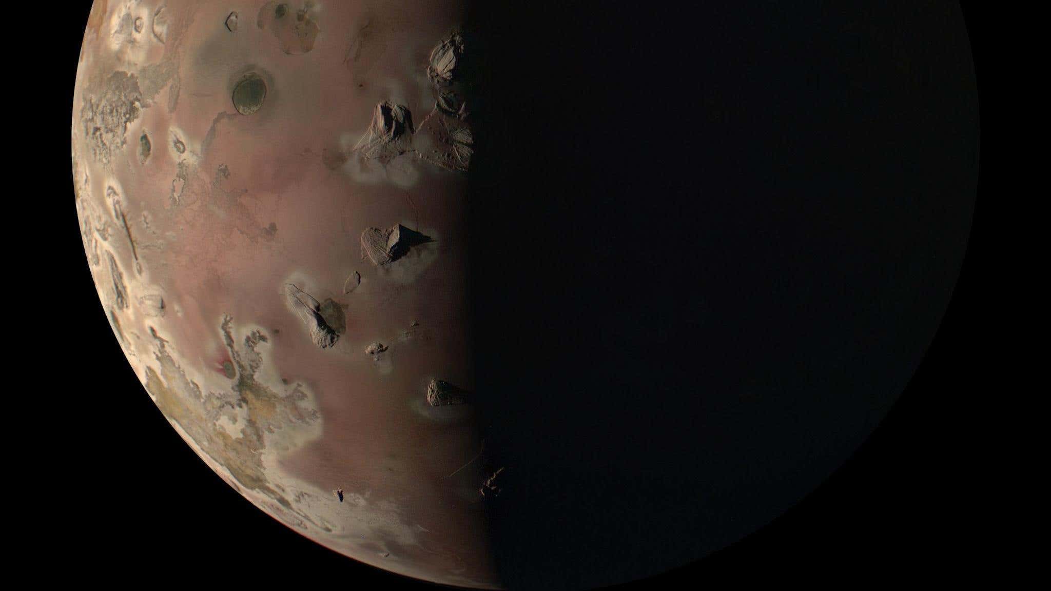 La misión Juno de la NASA capturó la luna Io de Júpiter el 30 de diciembre durante su sobrevuelo más cercano. 